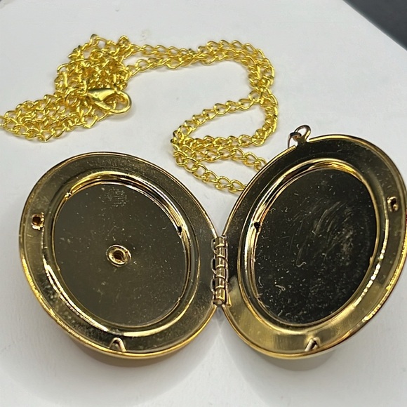 Vintage cameo locket necklace - Picture 3 of 6